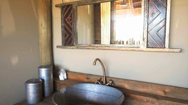 Omogolo Bush Lodge Okavango Delta