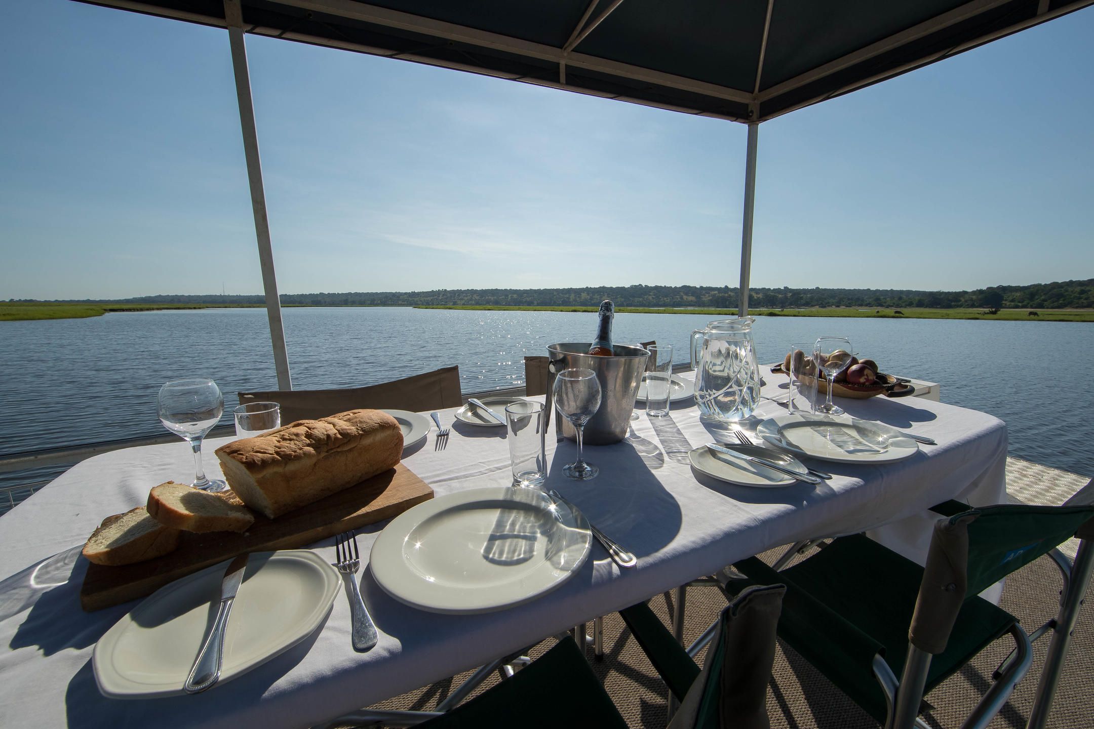 Frühstück am Wasser der Muchenje Safari Lodge Kasane