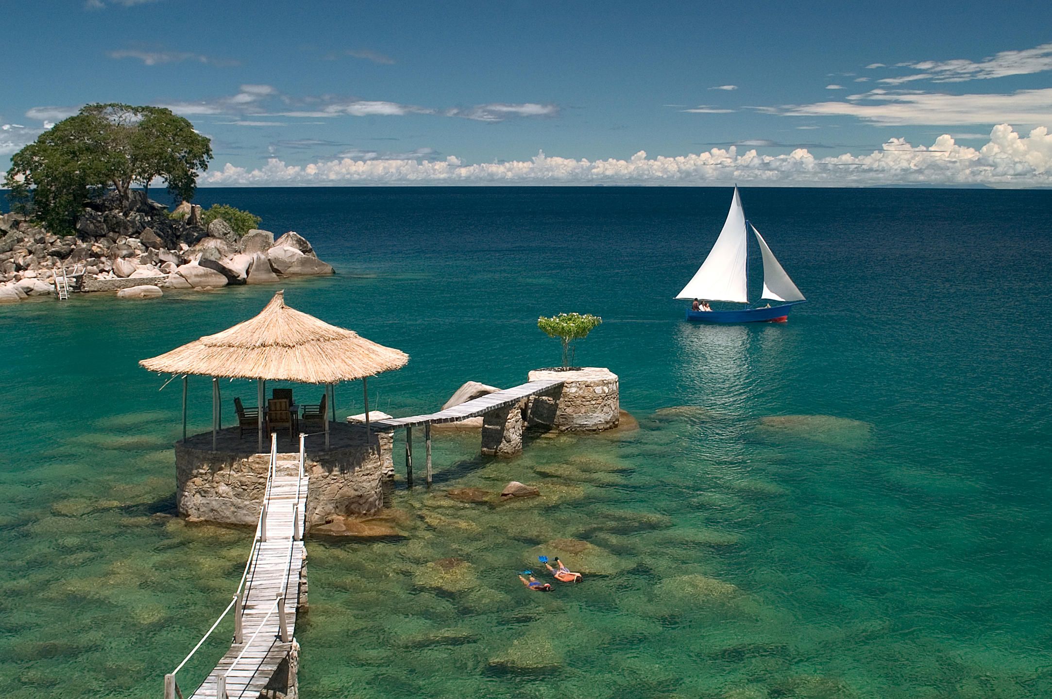 Steg und Boot auf dem Malawisee in Malawi