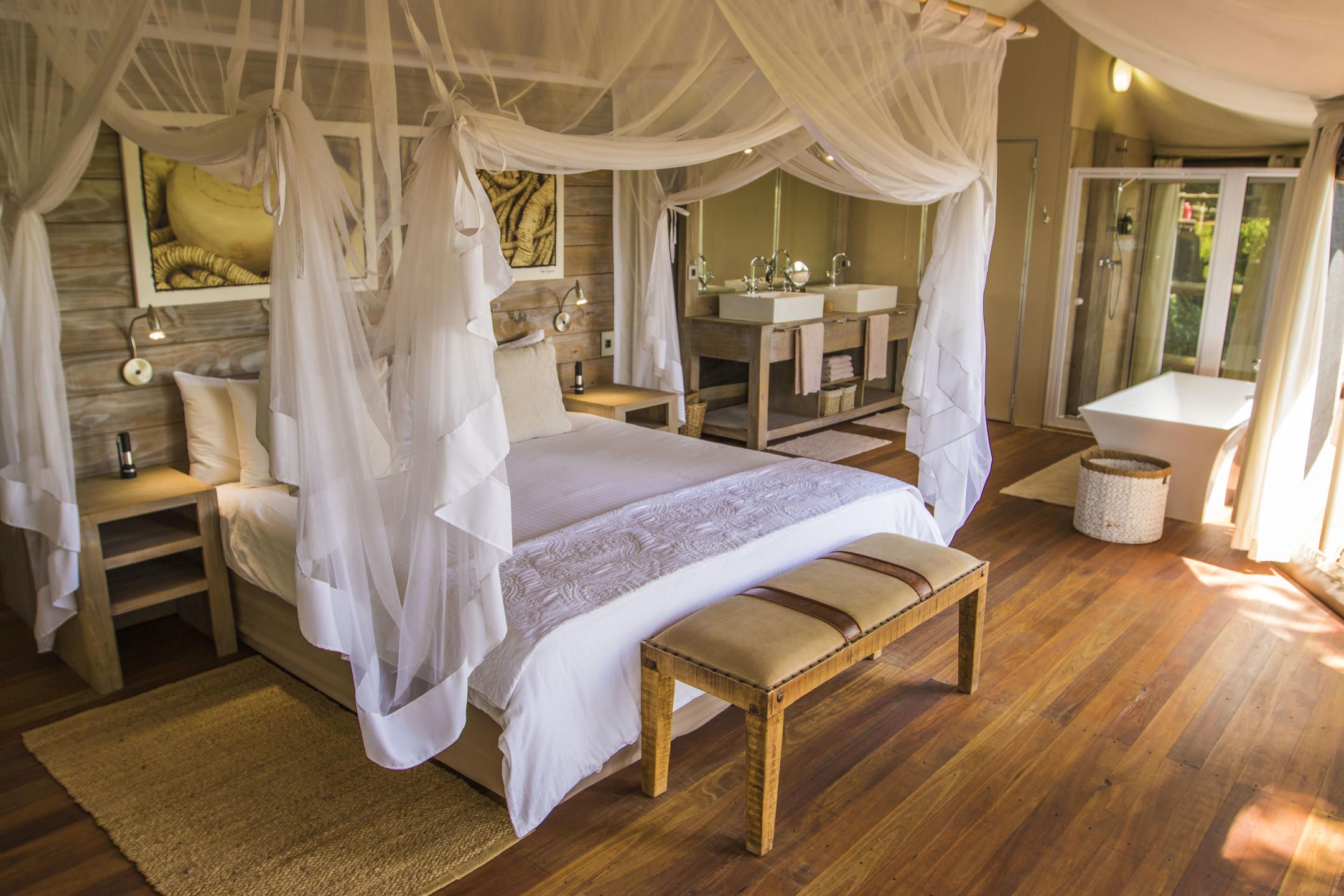 Schlafzimmer der Nambwa Tented Lodge