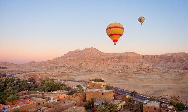wir begrüßen das neue Jahr mit einer Einladung, die Sinne zu wecken und die perfekte Reise für sich selbst zu finden. 2025 bietet unzählige Möglichkeiten Afrika zu entdecken. - Abenteuer Afrika - unwiderstehlicher Sinneskitzel im Reisejahr 2025 