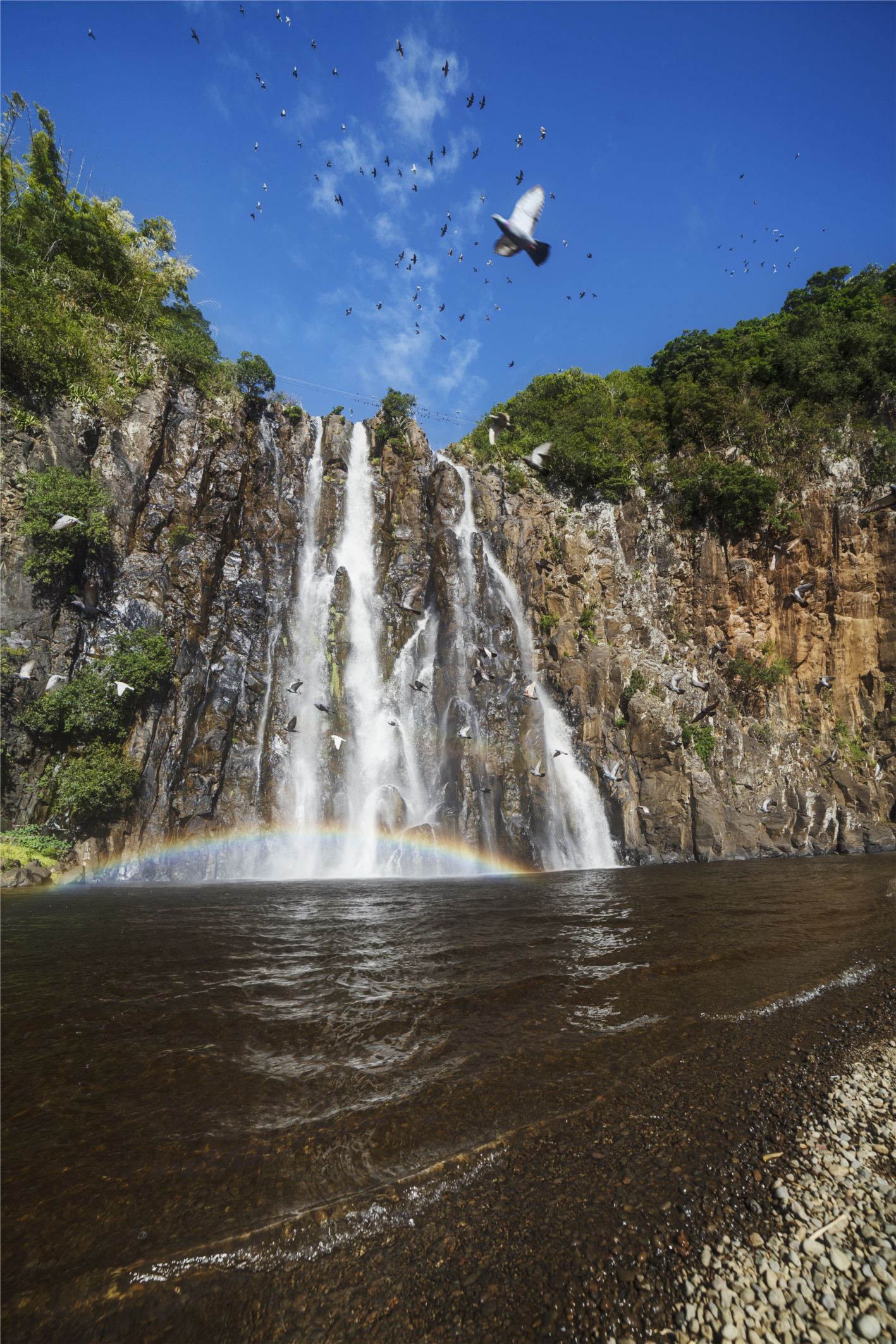 Wasserfall mit Regenbogen in La Reunion